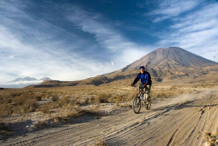 Arequipa: tour de 2 días en bici por el cañón del Colca con aguas termales