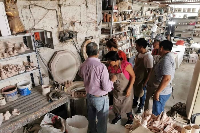 Arequipa: Hands-on clay modeling class in an art studio