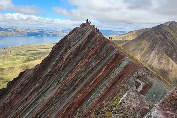Cusco, Geführte Wanderung in Pallay Punchu mit Mahlzeiten und Abholung