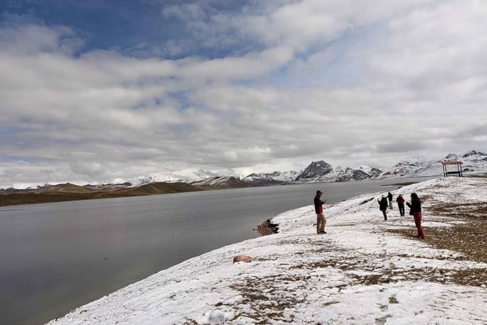 From Cusco: Private Suyoparina Glacier Hike with Picnic