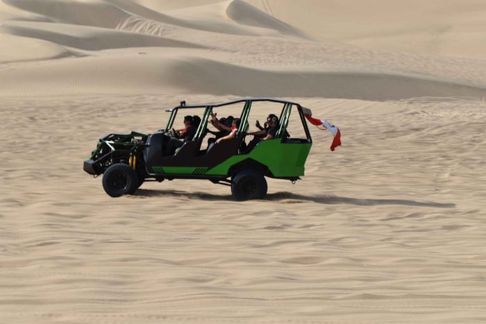 Da Lima: Huacachina + Isole Ballestas + Buggy + Sandboarding + Pranzo