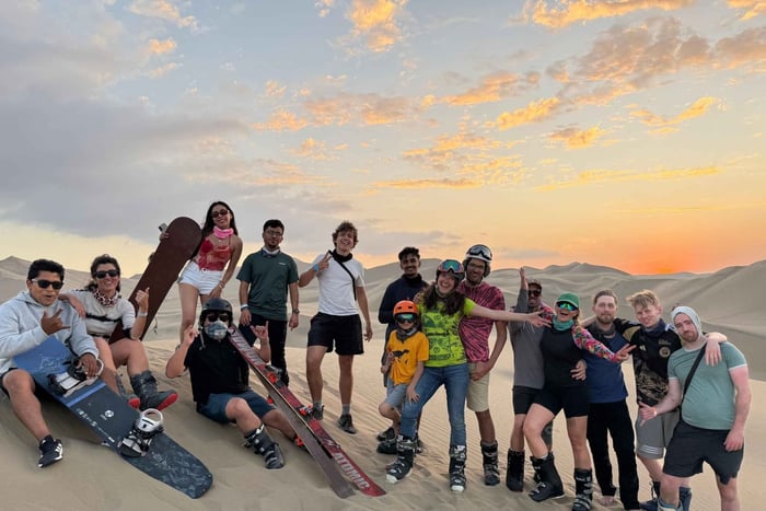 Huacachina: Buggy, Sandboard, Atardecer y Fogata con Cócteles