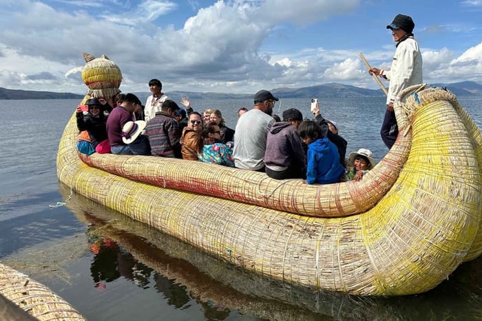 Lake Titicaca (Puno): Full-Day Tour to the Uros and Taquile Islands with Beach