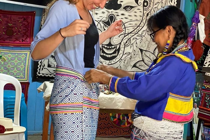 Lima: Cultural activity about the art of Shipibo women in a museum