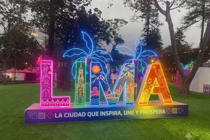 Lima: Historisk centrum, Circuito Mágico del Agua og middagsshow