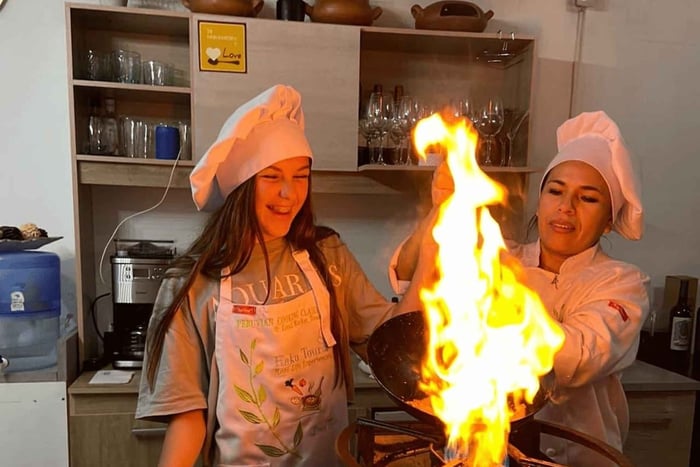 Lima: Matlagningskurs i Lomo Saltado och Causa med en toppkock