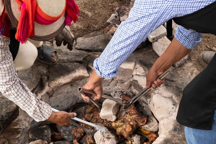 Ollantaytambo: Pachamanca Lunch Experience & Llama Walk