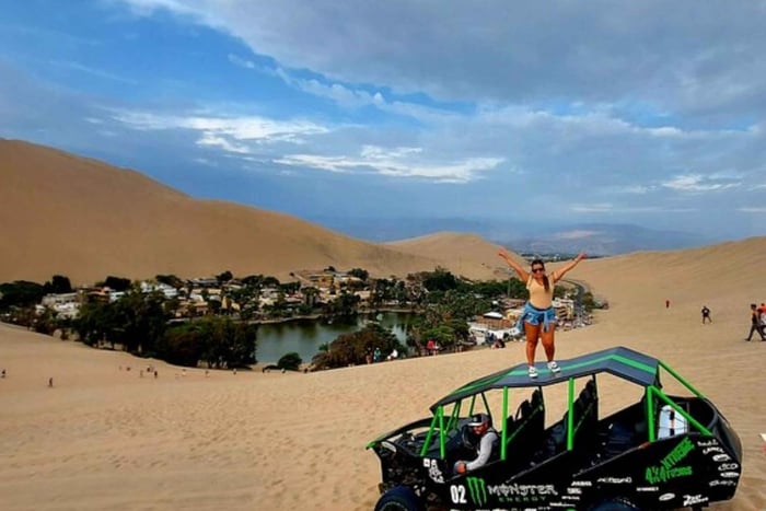 Paracas & Huacachina: Desert to Ocean Day Tour