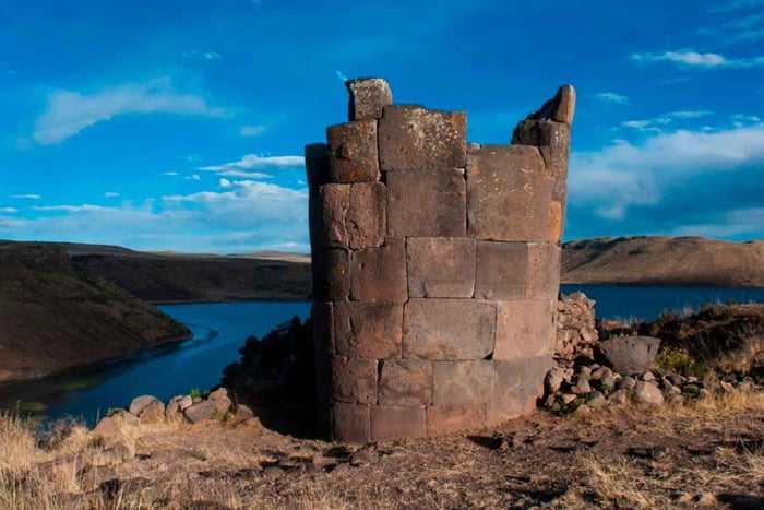 Puno: Sillustani, Pucara, and Tinajani Tour with Show