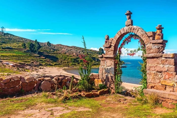 Puno: Uros and Taquile Islands Full-Day Tour