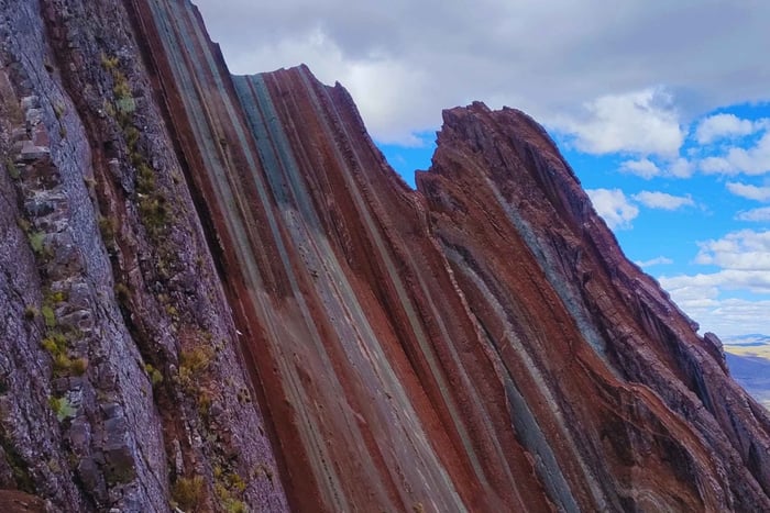 Travel from Puno to Cusco: Visit Pallaypunchu Rainbow Mountain and Raqchi