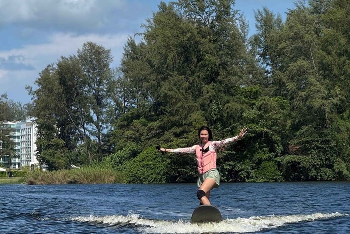 Electric Hydrofoil Surfboard Session with Instructor