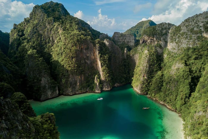 From Phuket or Khao Lak: Phi Phi Islands Tour