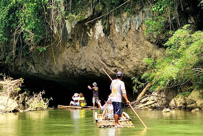 Khao Sok: Privat fottur, bambusrafting med lunsj i jungelen