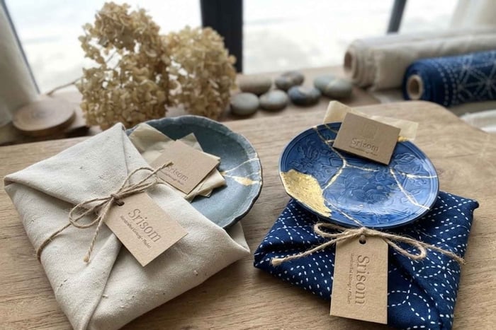 Moderne kintsugi-workshop med materialer