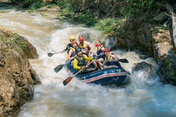 Tour de rafting, tirolina y cascada en Phangnga