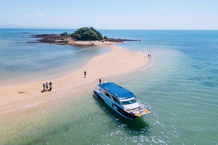 Phuket : excursion matinale en hors-bord aux îles Phi Phi et buffet