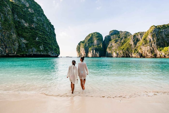 Phuket: Passeio de um dia pelas Ilhas Phi Phi em um catamarã rápido