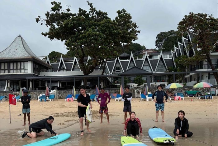 clase privada de surf en grupo con monitor