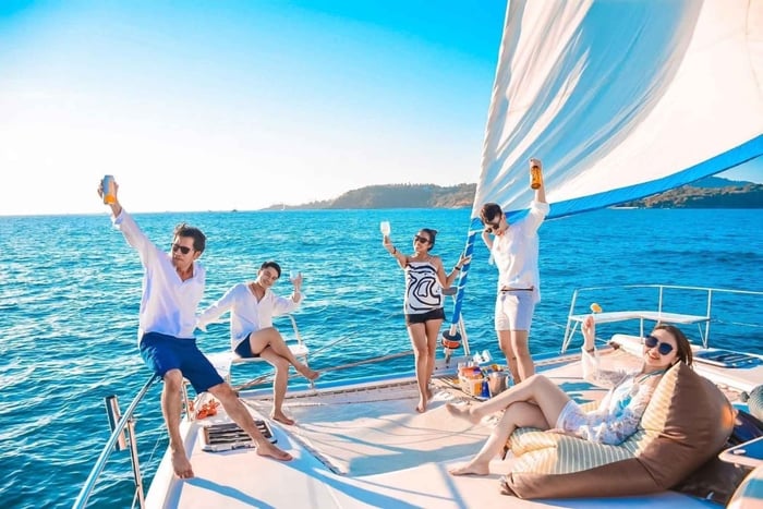 zonsondergangcruise en diner op Promthep Cape per catamaran