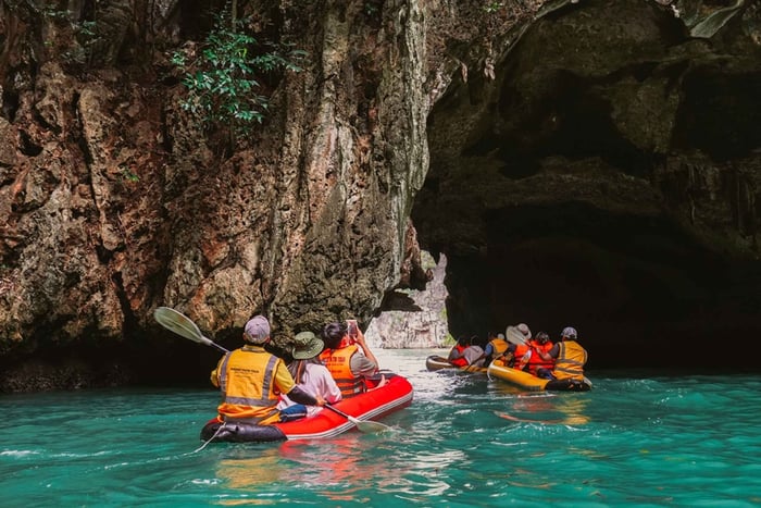 Diner bij zonsondergang in Phang Nga Bay met een grote boot