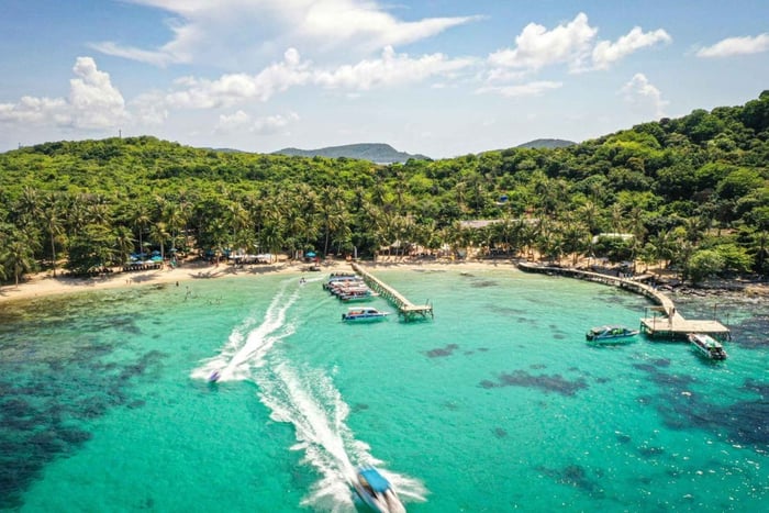 Cano Tour with Coral Snorkelling and Lunch