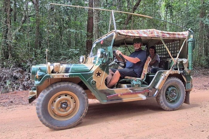 Utforska Phu Quoc National Park i klassiska arméjeepar