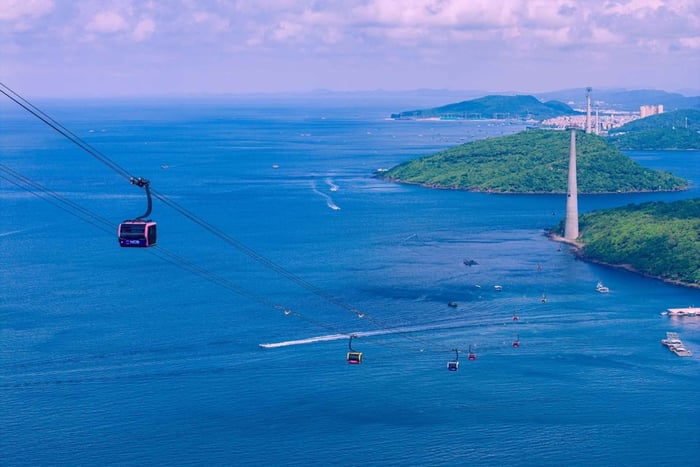 Hon Thom Cable Car, Water Park & Kiss Bridge Tour