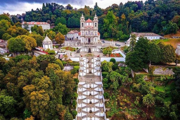 Oporto: tour privado por Braga y santuario del Bom Jesus en Tesla