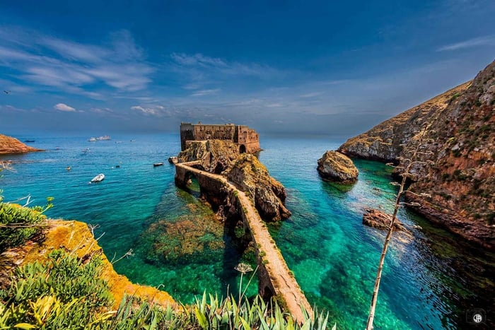 Lisbon: Nazaré, Praia do Baleal & Berlengas Island Boat Trip