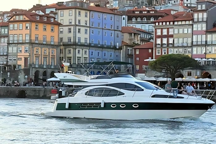 Porto: luxe jachttocht langs 6 bruggen met wijn en snacks