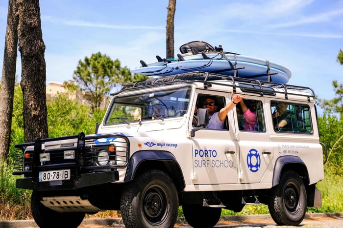 Porto: aulas de surf com transporte na Porto Surf School