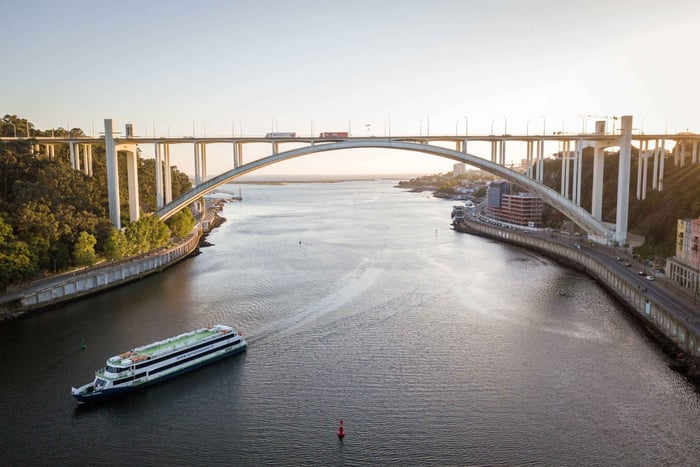 Privat tur i Porto - Douro High & Low: Klättring på bron och Rabelo i Porto