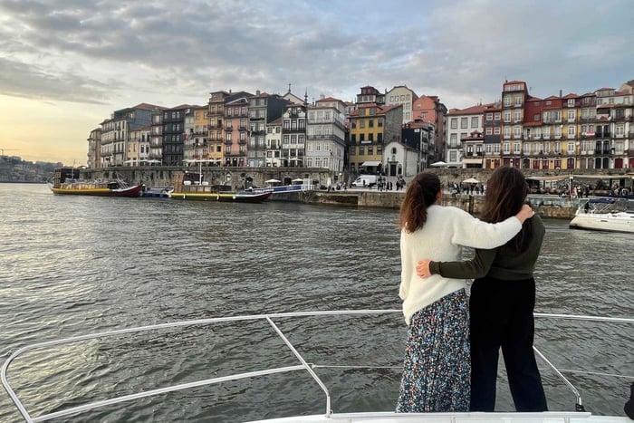 Six bridges yacht cruise on the Douro River in Porto