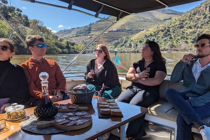 Desde Oporto: catas en 2 bodegas, almuerzo del chef y paseo en barco.