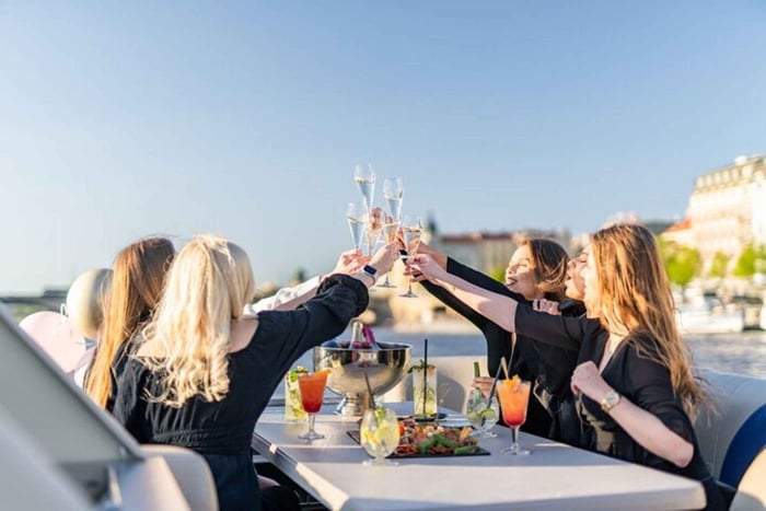 Prague : expérience VIP en bateau ponton avec boissons à volonté