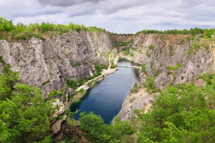 Czech Grand Canyon: Walking Tour with Private Luxury Minivan