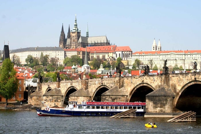 Descubra Praga: ônibus, barco e caminhada pelos destaques da cidade