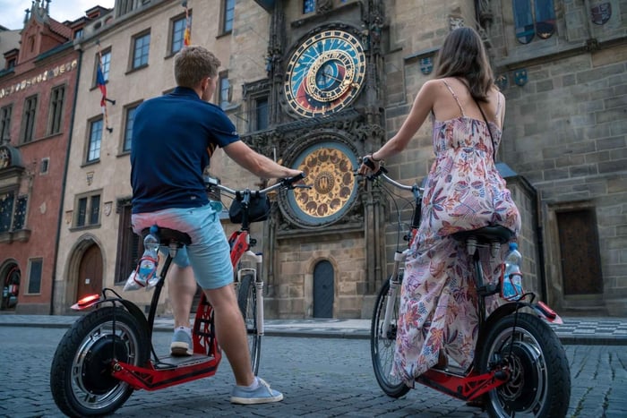 Praag: E-bike of E-scooter tour met een lokale gids