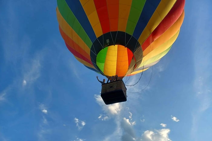 Passeio de balão com champanhe e piquenique saindo de Praga