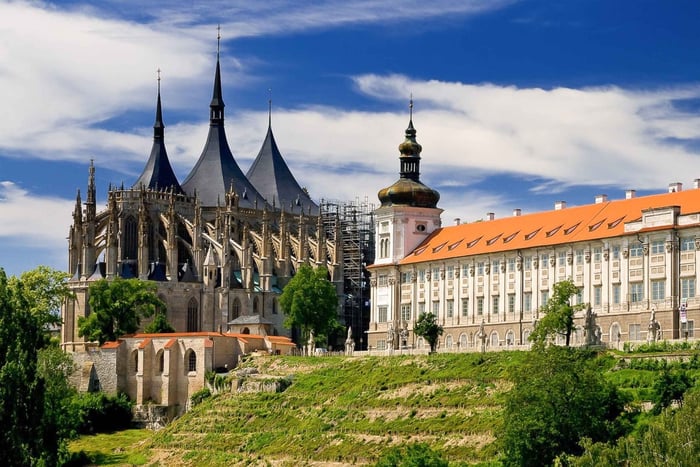 Z Pragi: Kutná Hora, kościół św. Barbary, ossuarium w Sedlec