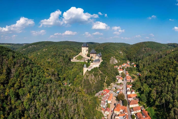 Praga: visita privada ao Castelo de Karlštejn e à aldeia