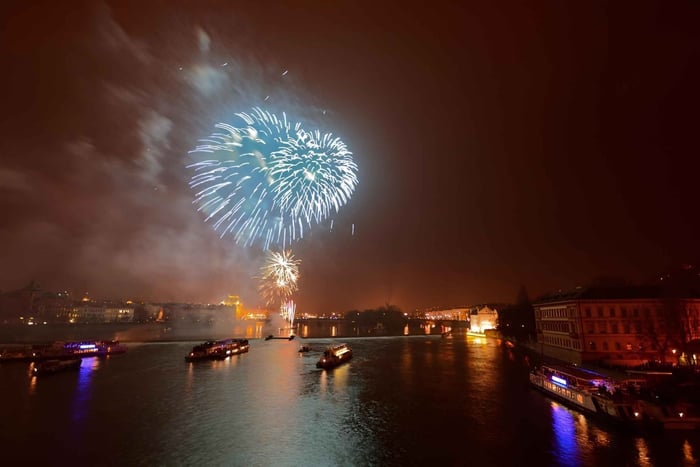 Prag: Silvester-Dinner-Bootsfahrt mit unbegrenzten Getränken