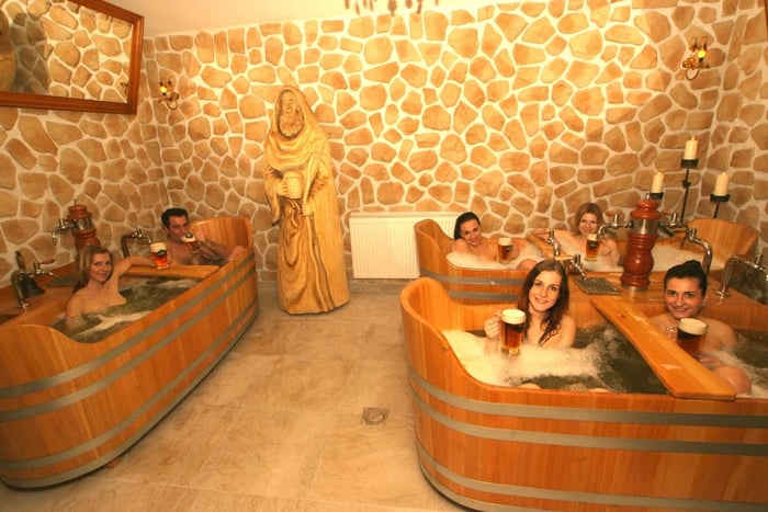 Prag: Beer Spa Bernard med öl och massage som tillval