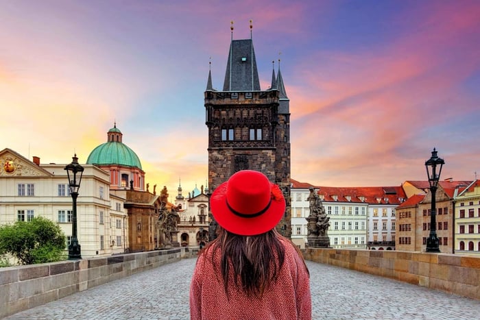 Prague: Before the Crowd Sunrise Tour & Breakfast