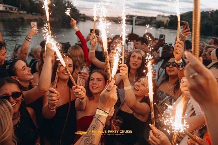 Paseo en barco con barra libre en Praga: atardecer, DJ y discoteca Epic