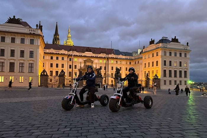 Visita de la ciudad de Praga en tour nocturno en triciclo