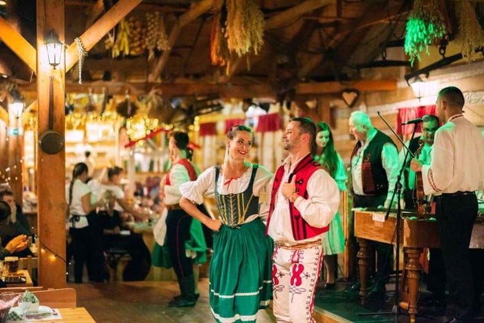 Praha: Folklorisk middagsshow med ubegrenset med drikke
