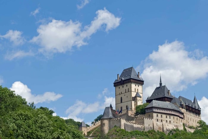 Prague : Visite guidée du château de Karlštejn avec billet d'entrée