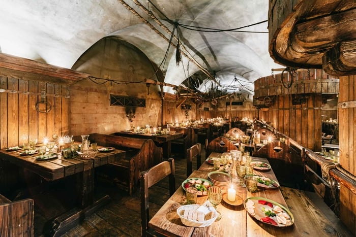 Praga: Cena medievale con bevande illimitate
